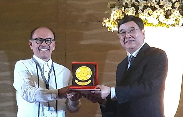 Dr. Maximus Gorky Sembiring menerima Gold Medal Best Paper AAOU 2016