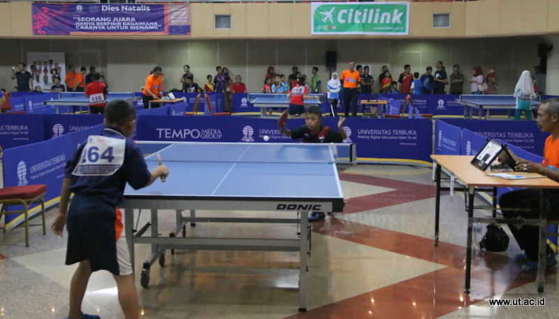 Pertandingan pertama yang sedang berlangsung di Turnamen Tenis Meja Pelajar Nasional Piala UT