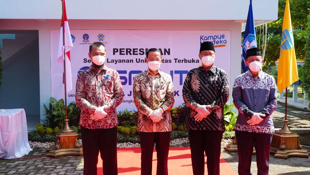 Foto bersama Bupati Majalengka, Rektor UT, Direktur UT Bandung, dan Mitra SALUT